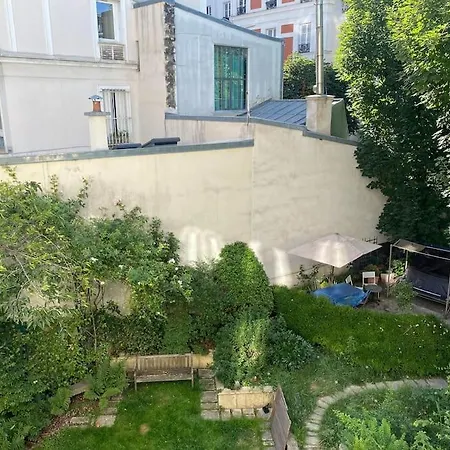 A Unique Parisian Gem Παρίσι